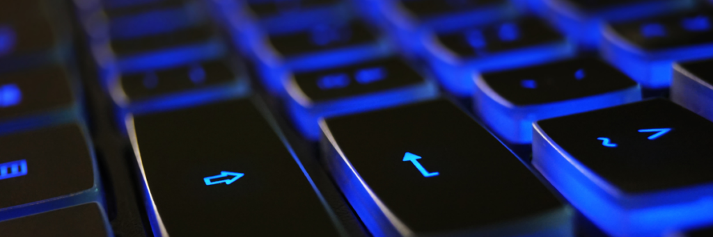 werken bij equalit. De afbeelding visualiseert een toetsenbord met blauwe verlichting.